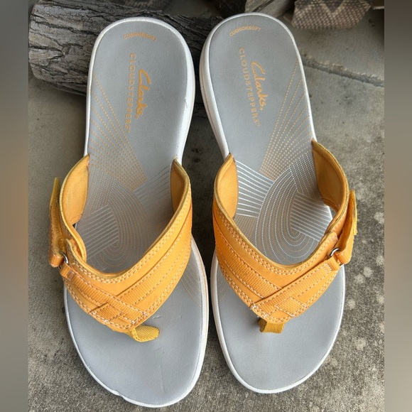 Clarks Cloud steppers Sport thong sandal in vibrant YellowFlip-Flops Sz- 8. O - Picture 7 of 12